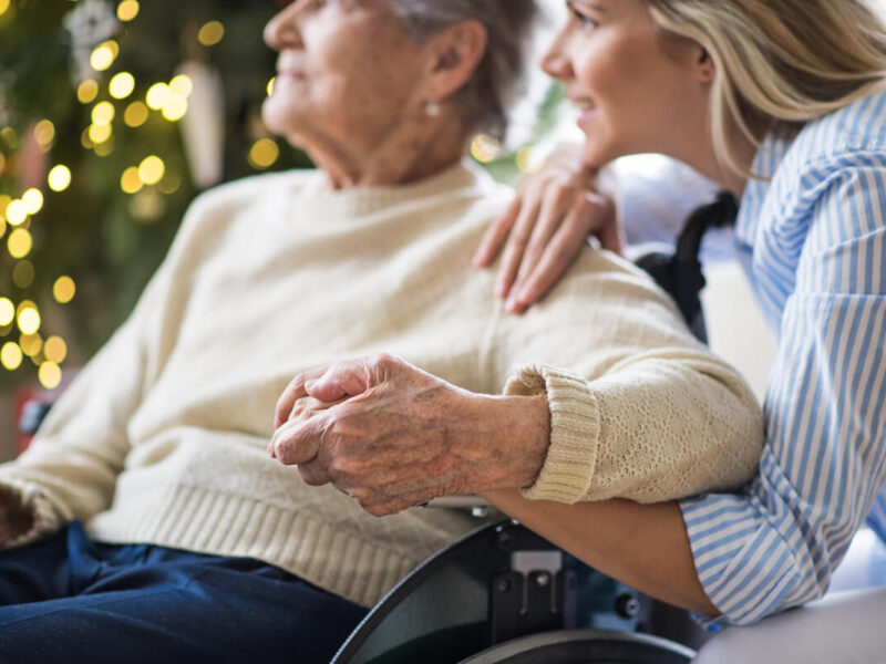 10 Alzheimer’s Signs to Look for When Visiting Family at Christmas