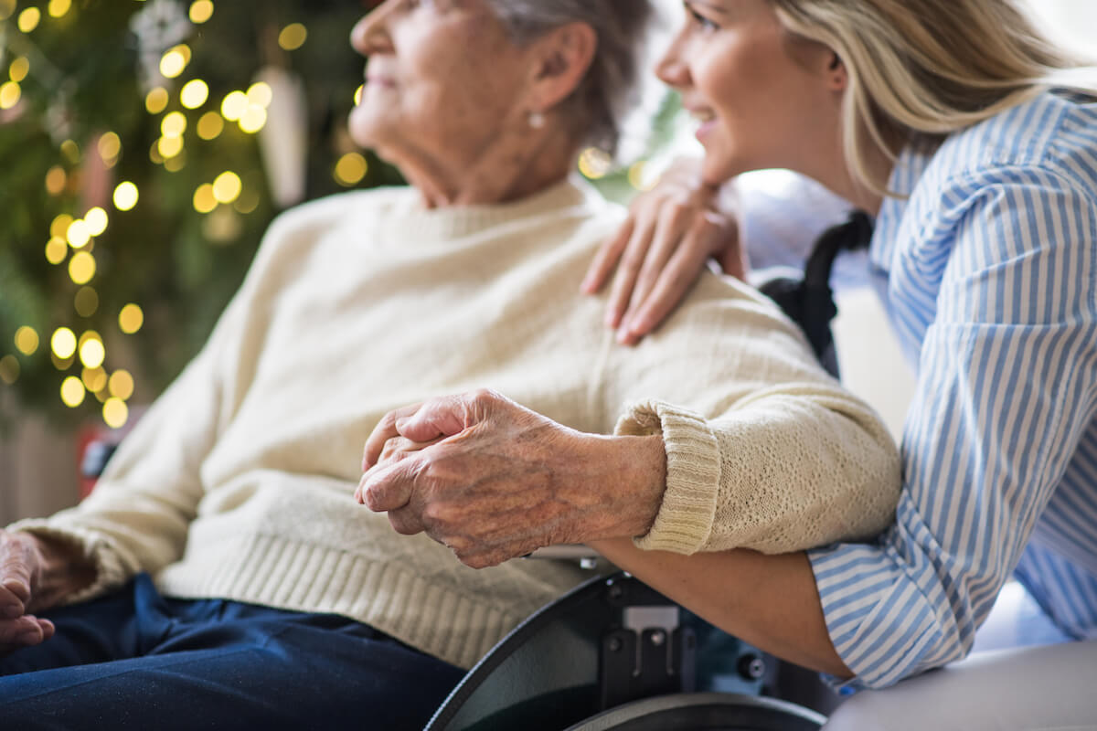 10 Alzheimer’s Signs to Look for When Visiting Family at Christmas